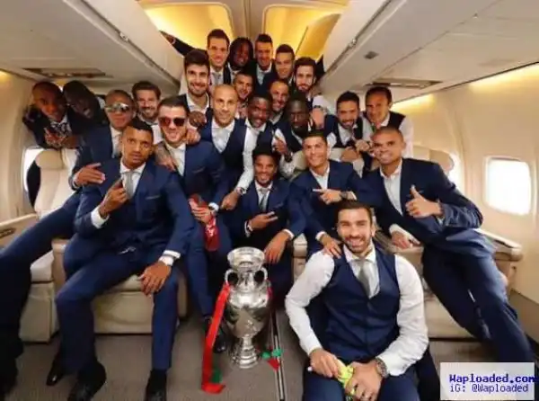 Photo: C. Rinaldo Gifts His Silver Boot Award To Teammate Luis Nani